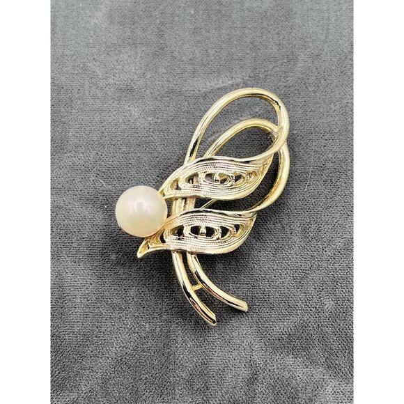 Gold Tone Brooch Pin Double Leaf Ribbon Single Faux Pearl - Picture 1 of 4